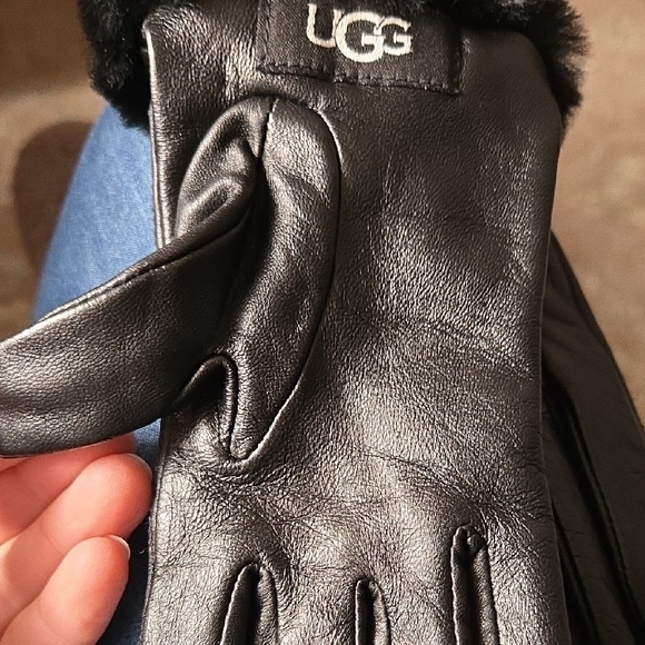 UGG Black Leather Shorty Gloves - Picture 5 of 5